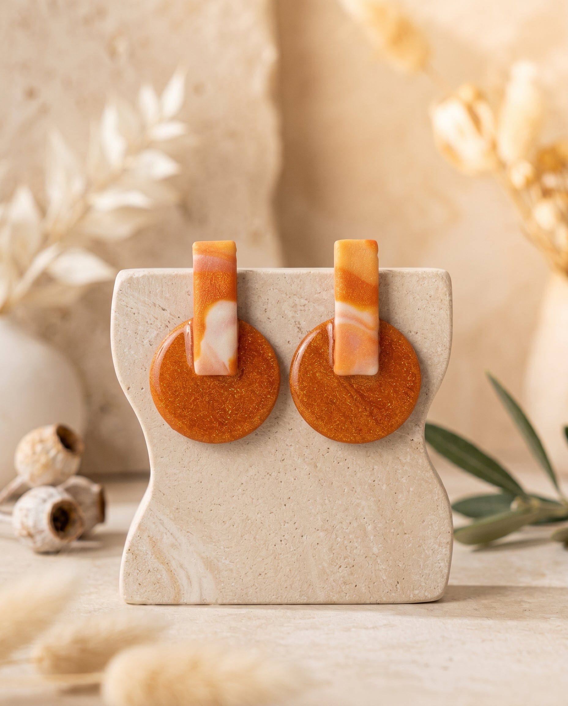 Pendientes geométricos Coral Salvaje Kaiora, diseño marmoleado naranja, melocotón y crema con brillo