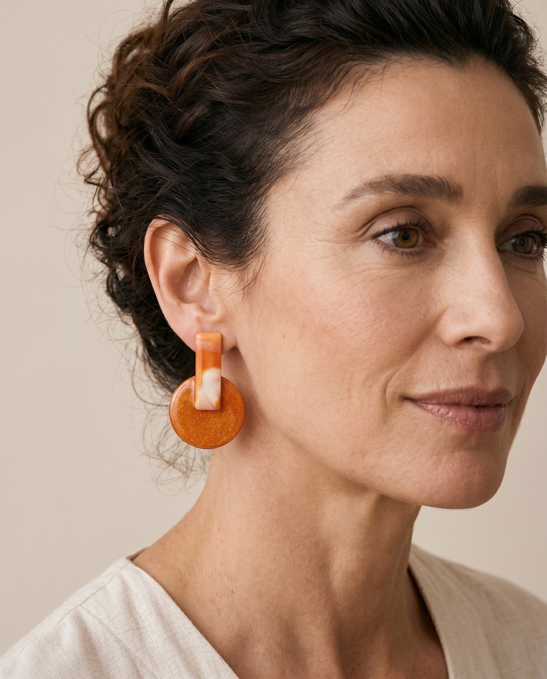 Pendientes Kaiora Coral Salvaje geométricos naranjas marmoleados