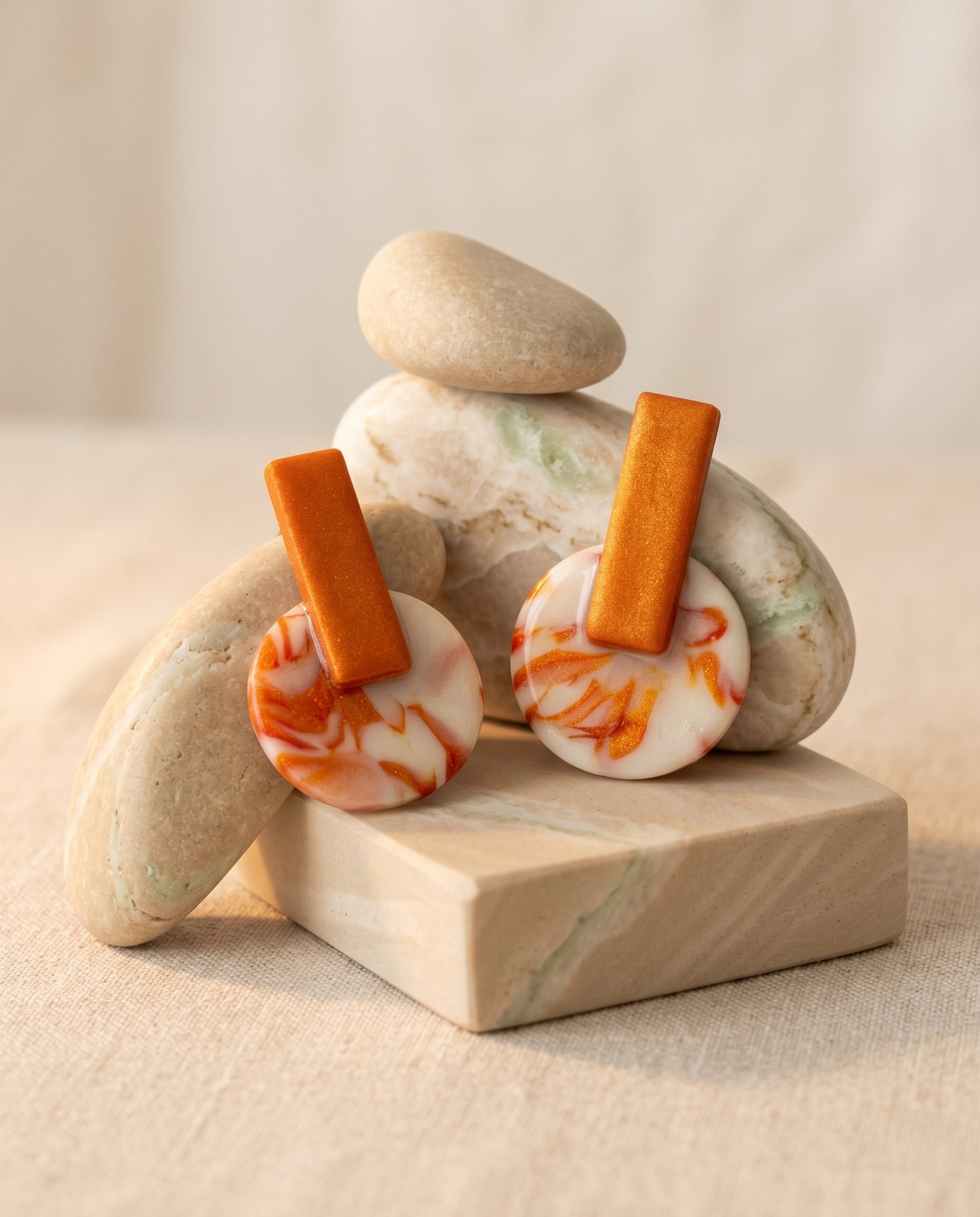 Pendientes Kaiora Coral Salvaje naranjas y crema marmoleados con diseño geométrico