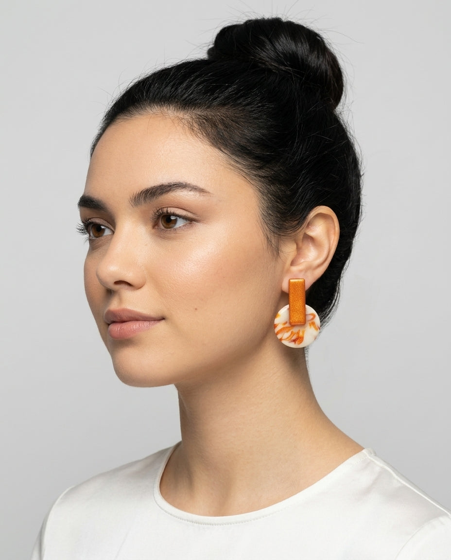 Pendientes Coral Salvaje Kaiora de resina marmoleada naranja y crema