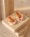 Pendientes geométricos marmoleados melocotón y crema con barra dorada