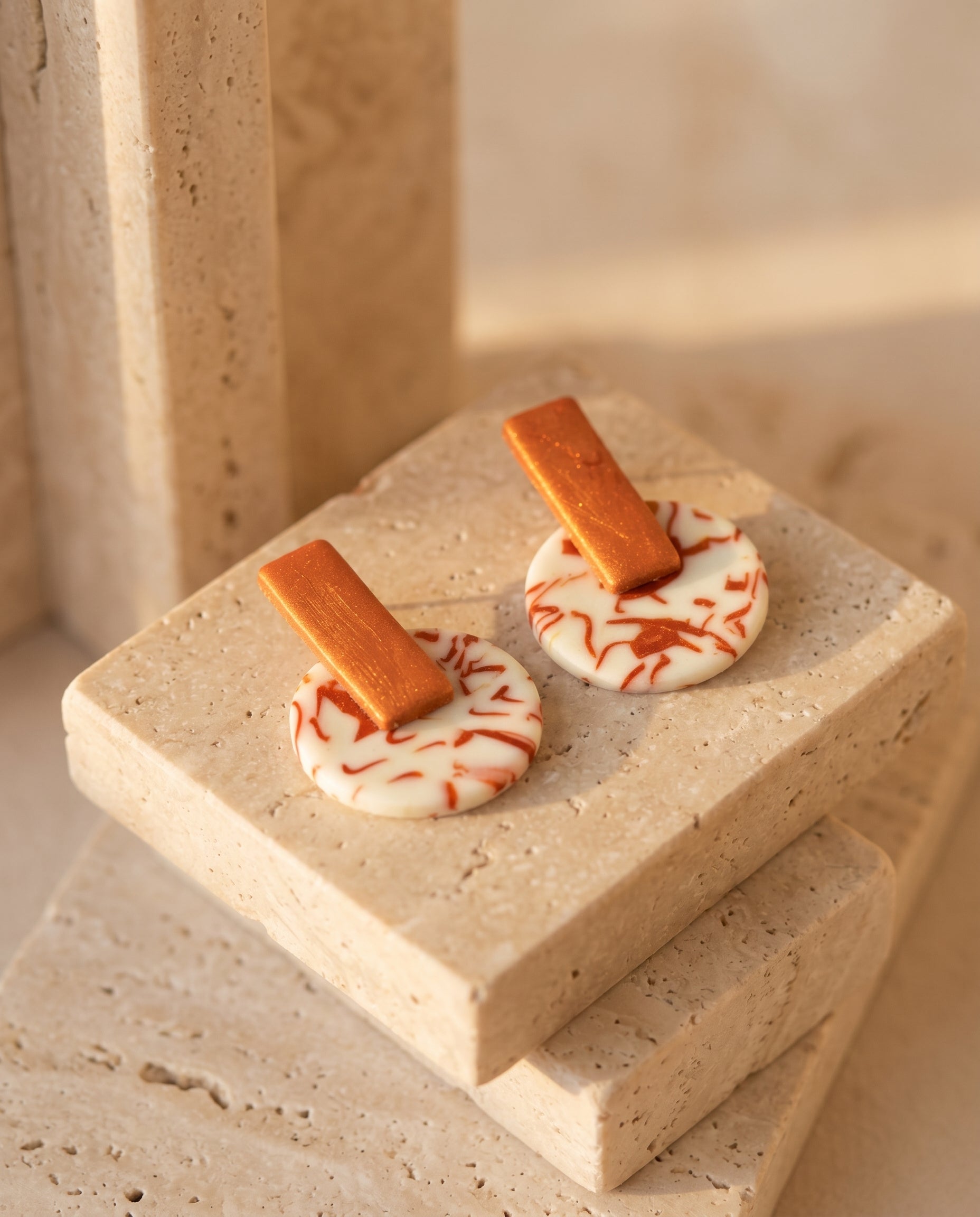 Pendientes geométricos marmoleados melocotón y crema con barra dorada