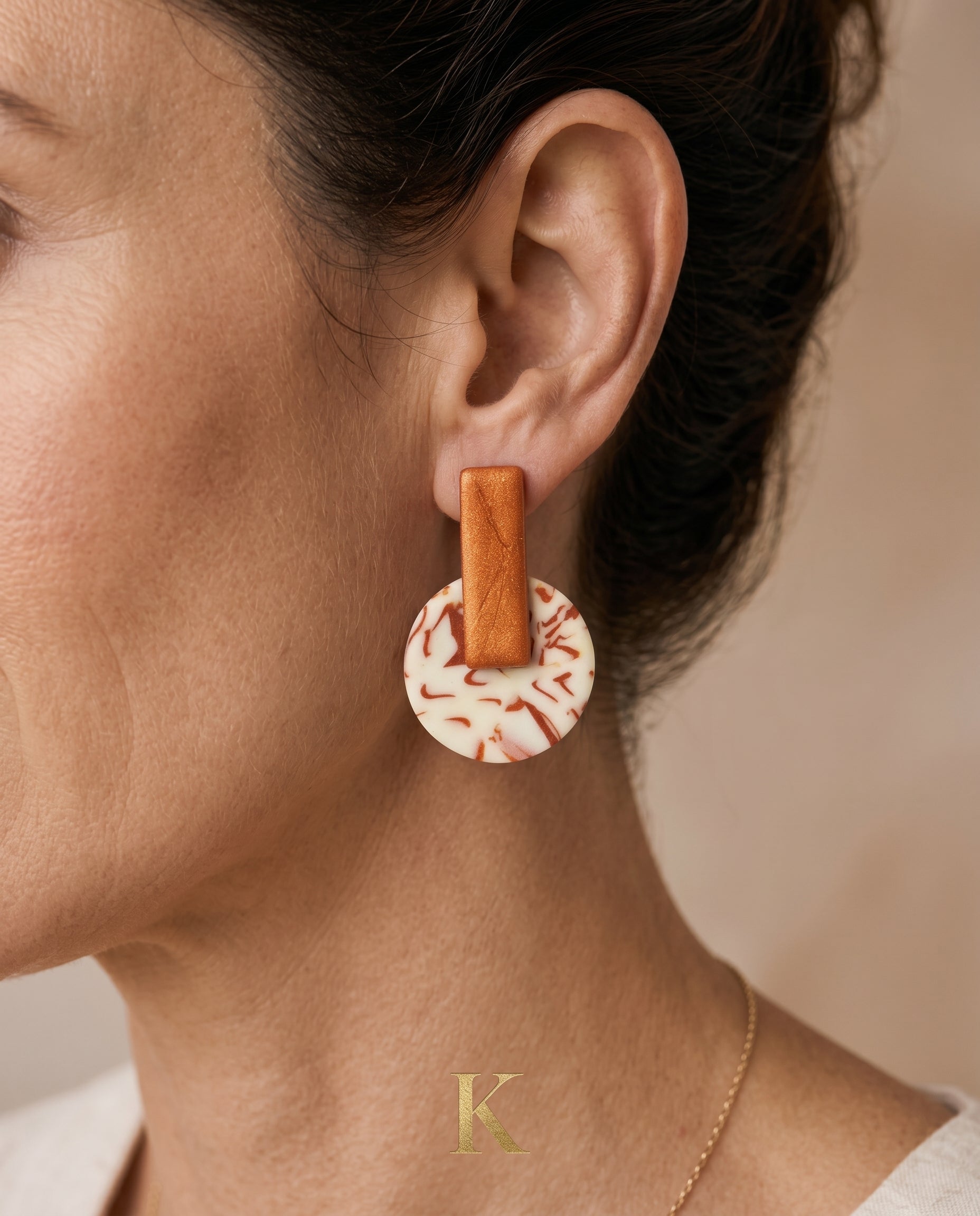 Pendientes Kaiora Coral Salvaje geométricos naranja y marmoleado crema y melocotón