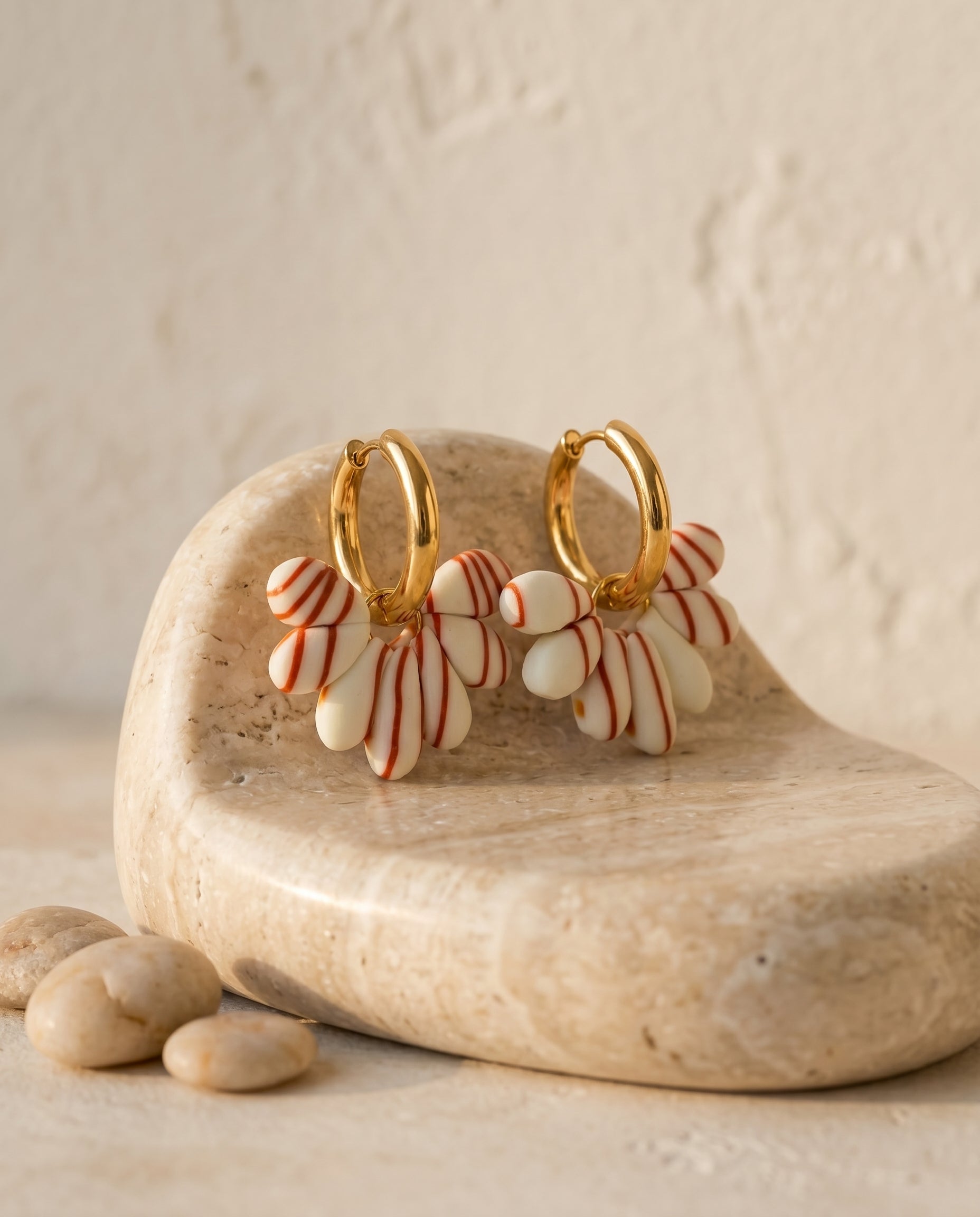 Pendientes Kaiora Dune Bloom dorados con pétalos crema y vetas terracota