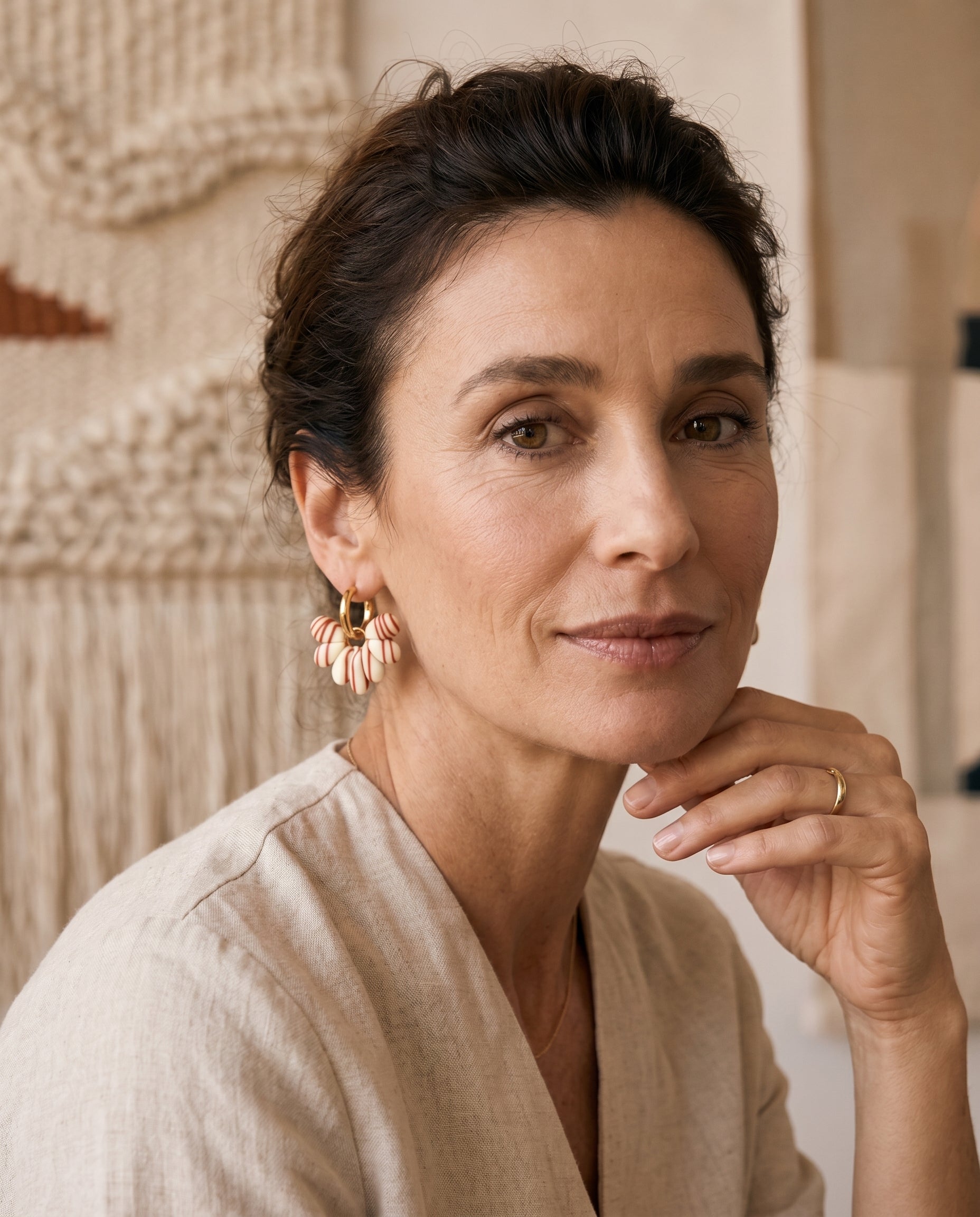 Pendientes Kaiora Dune Bloom con pétalos orgánicos crema y vetas tierra, aros dorados