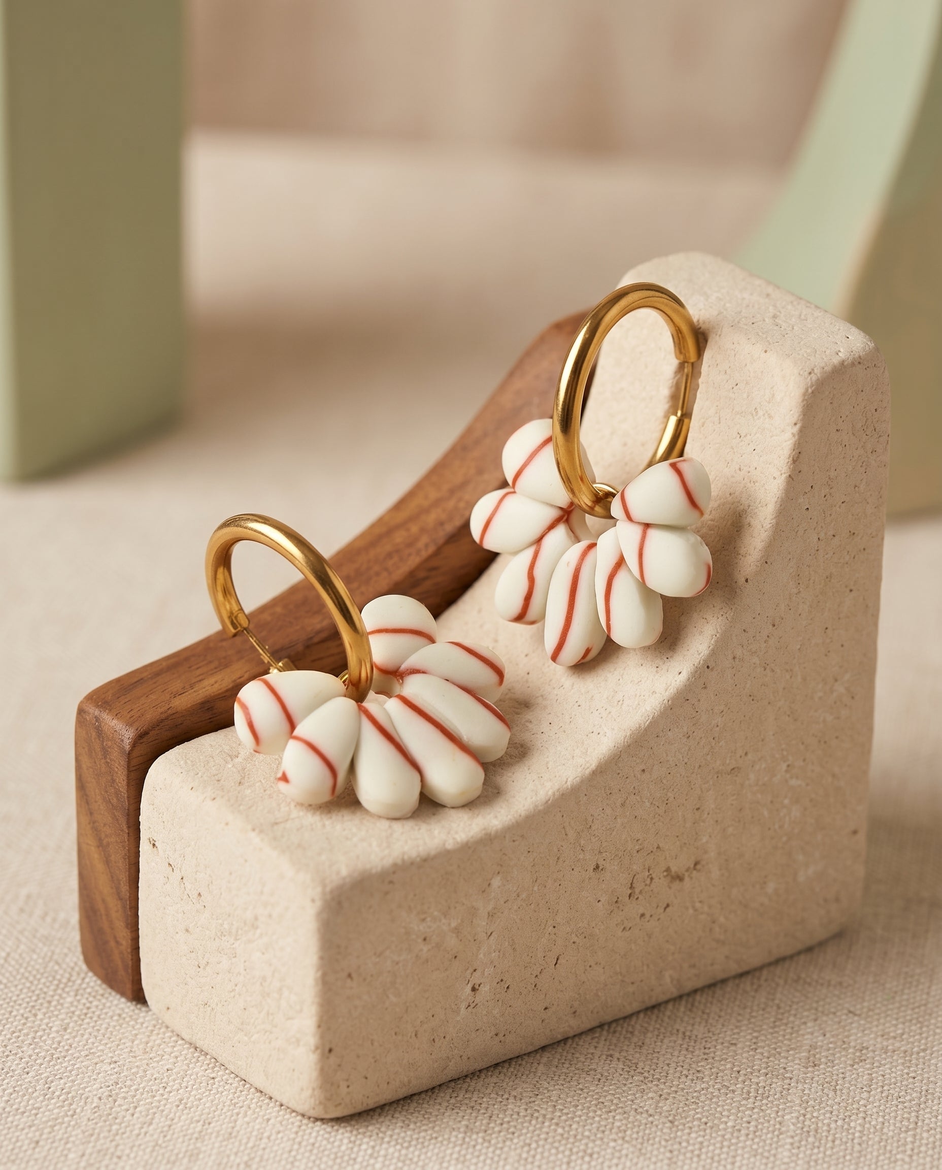 Pendientes Kaiora Dune Bloom dorados de acero inoxidable, pétalos crema con vetas tierra