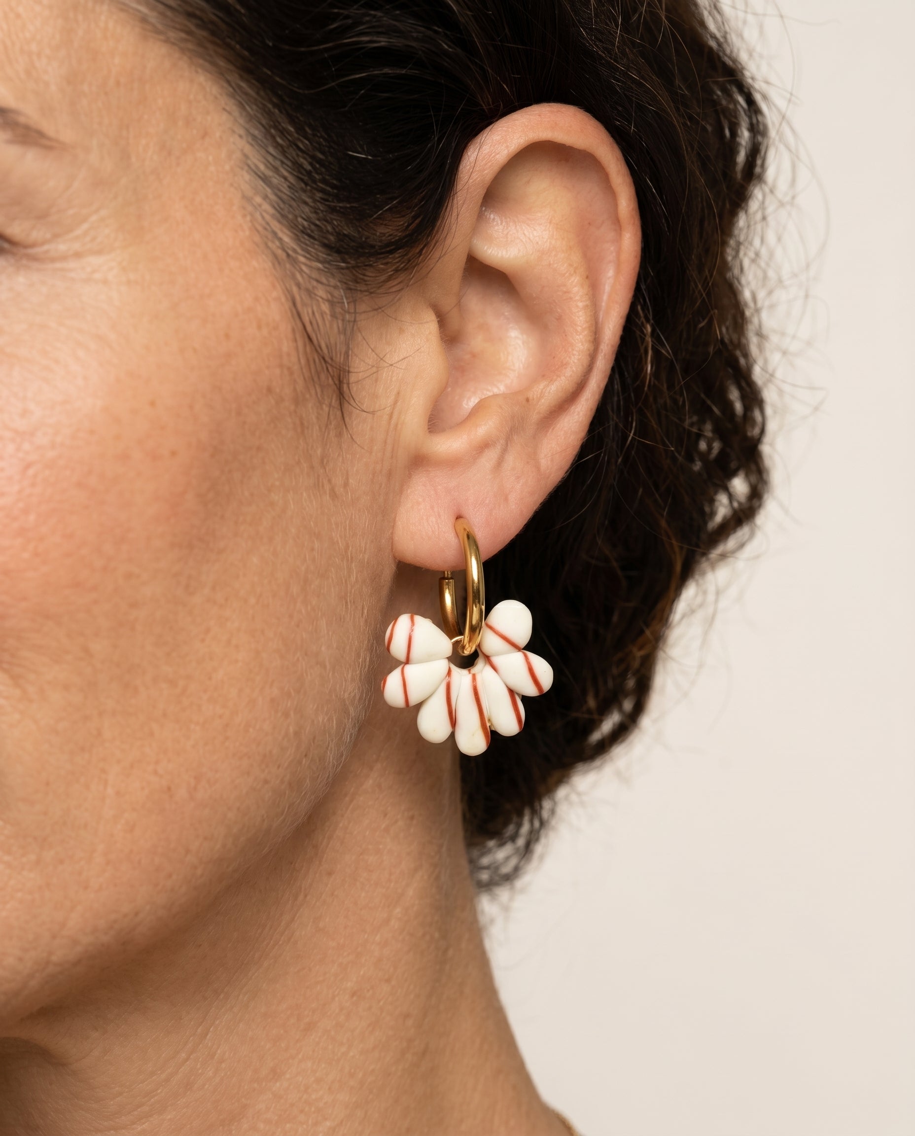 Pendientes colgantes florales Kaiora Dune Bloom crema y rojizos con aro dorado