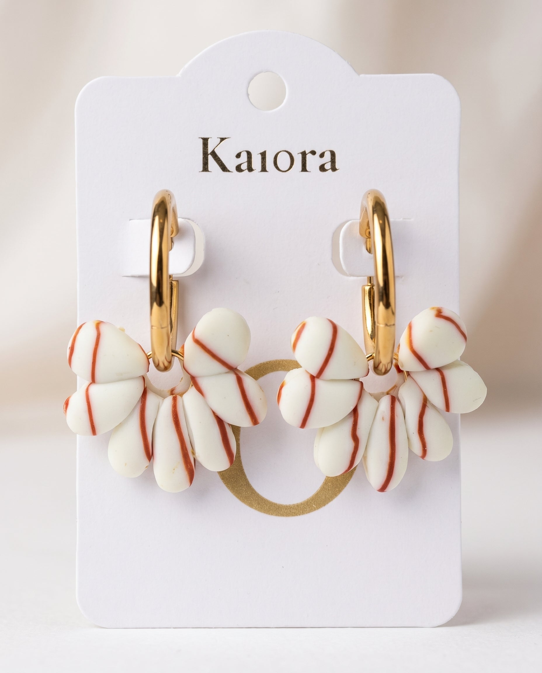 Pendientes Kaiora Dune Bloom con pétalos crema, vetas tierra y aros dorados