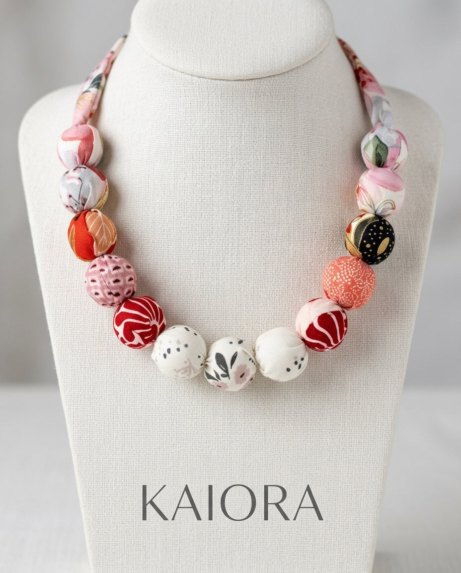 Collar de cuentas de tela Kaiora, diseño colorido con patrones vibrantes