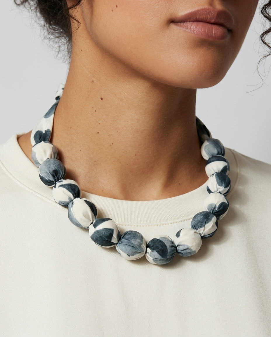 Collar Kaiora de cuentas de tela con patrón abstracto azul y blanco