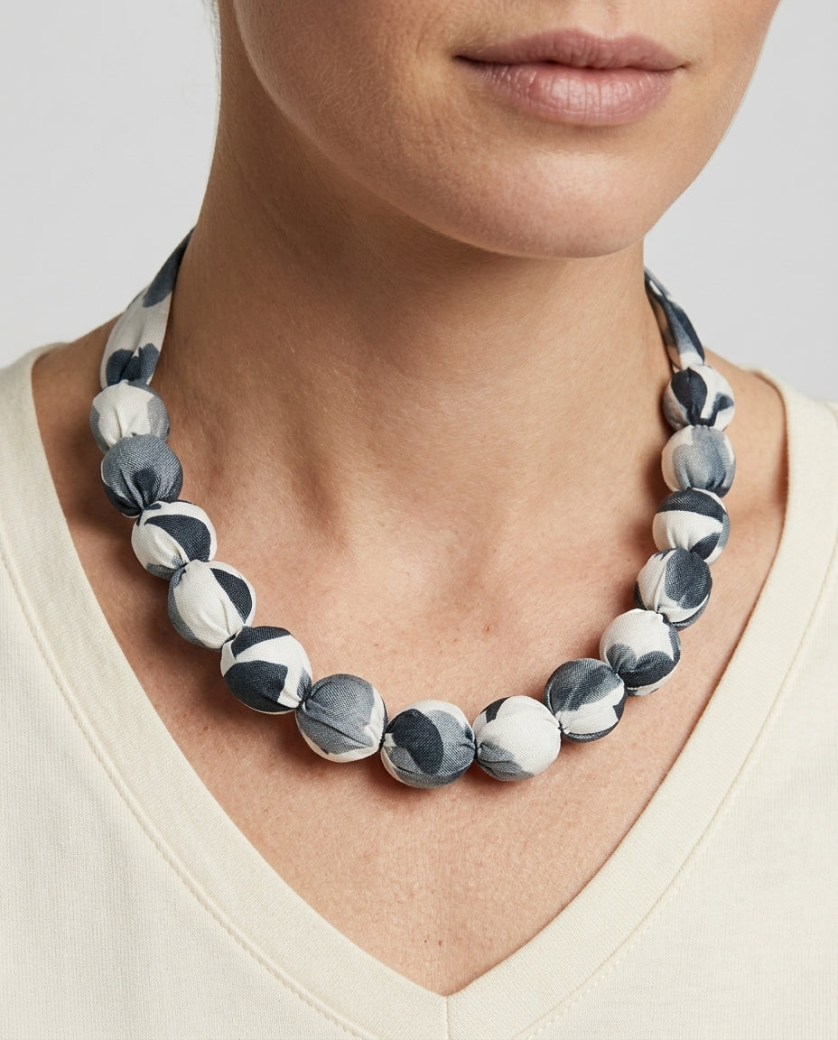 Collar Kaiora de tejido con cuentas estampadas en blanco y gris