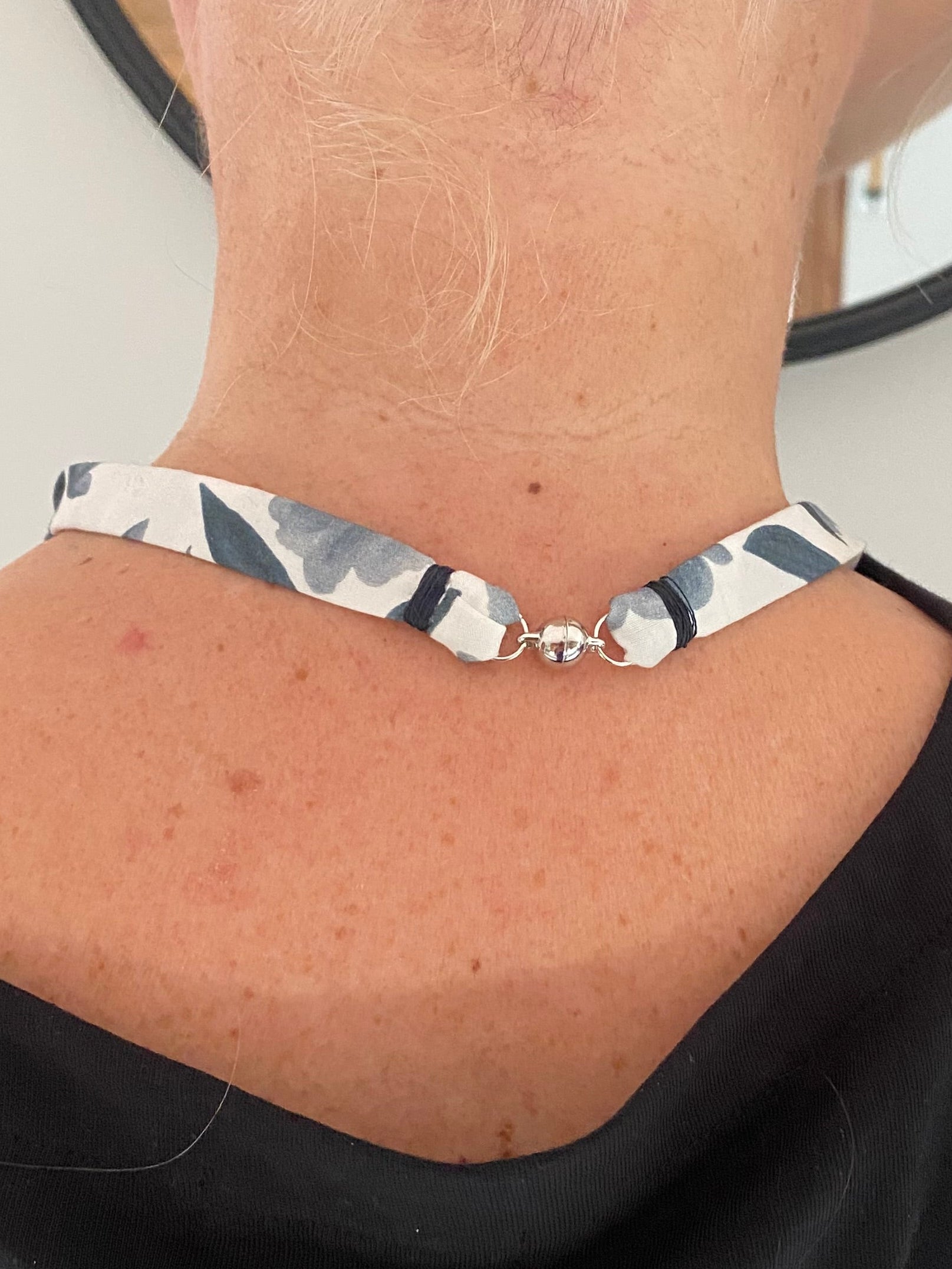 Gargantilla Kaiora de tejido estampado azul y blanco con cierre magnético