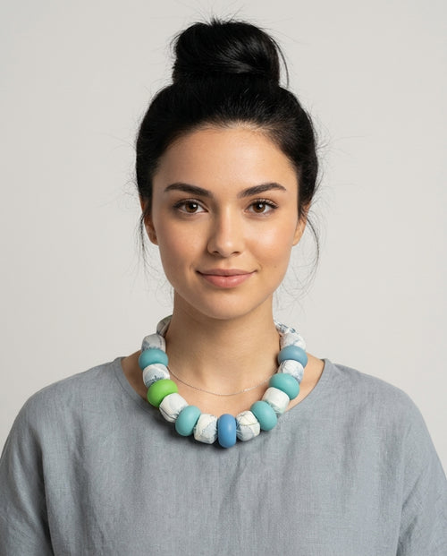 Collar Kaiora Lago de cuentas textiles estampadas botánicas y lisas en tonos azul, verde y blanco